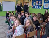 Dzielnicowi ze Stromca rozmawiali uczniami ze szkoły podstawowej o zagrożeniach w sieci