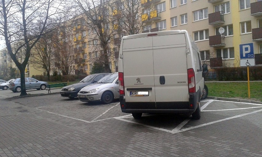 Parkowanie na chama przy ul. Wyszyńskiego w Białymstoku