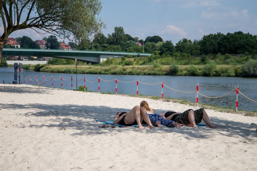 Wczoraj na miejskiej plaży pojawiły się tylko pojedyncze...