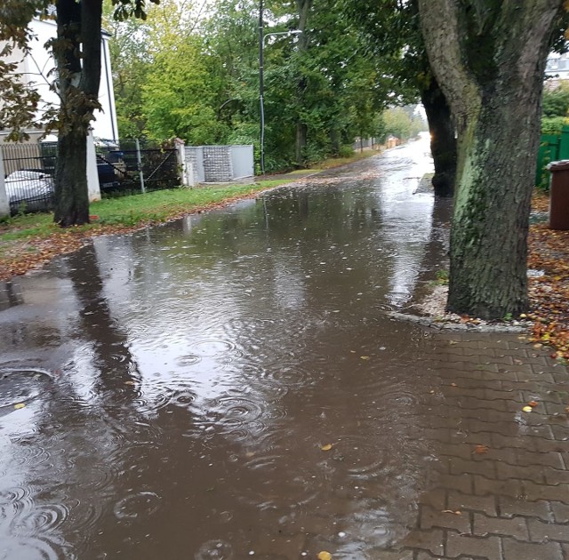 Za każdym razem w czasie ulewnych deszczy ulica Czorsztyńska znajdująca się na poznańskich Podolanach zamienia się w rzekę. Woda płynie tam strumieniem, utrudniając codzienność mieszkańcom.