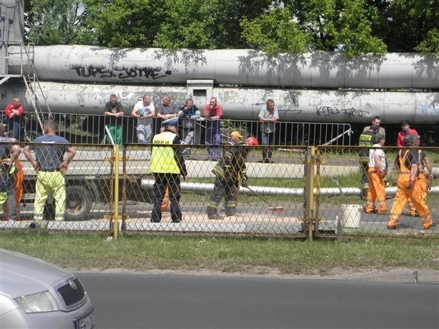 Ciężarówka przewożąca koparkę zahaczyła o barierę wysokości....