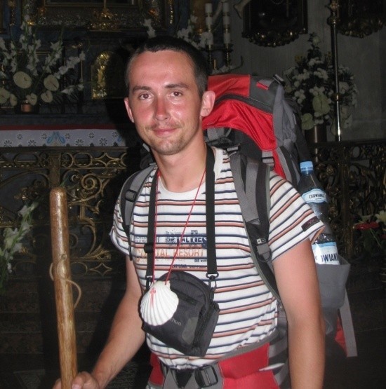 Grzegorz Daniec przed obrazem Matki Boskiej Opolskiej w katedrze w Opolu.