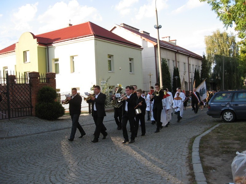 Do kościoła zmierzał orszak wiernych