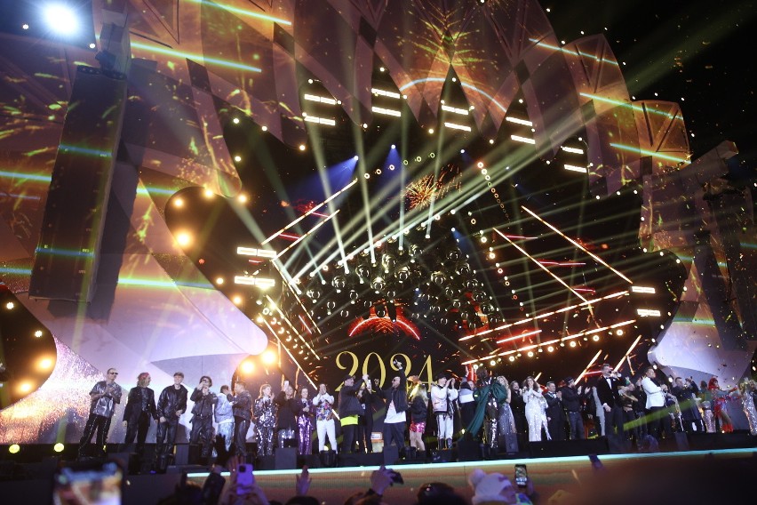 Sylwester w Zakopanem 2023. Tysiące ludzi powitało nowy rok na koncercie. Tłumy pod sceną