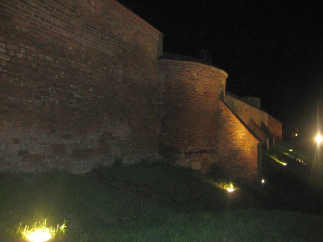 Jeden z podświetlonych odcinków murów obronnych w Chełmnie.