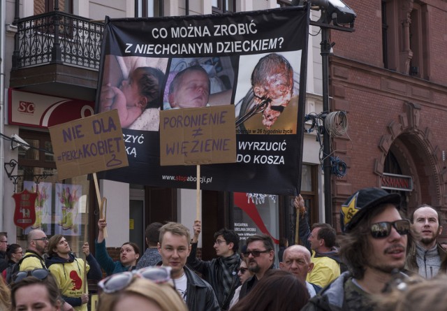 W Toruniu manifestacja przeciwko zaostrzeniu ustawy antyaborcyjnej odbyła się 3 kwietnia.