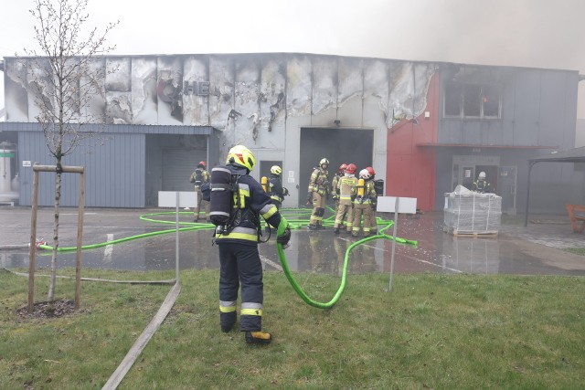 Pożar hali produkcyjno-magazynowej na Osowej Górze. Na miejscu aż 25 zastępów strażaków.