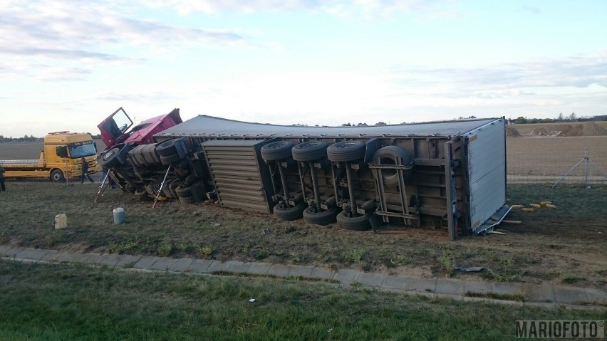 Ciężarowa scania przewróciła się na autostradzie A4.