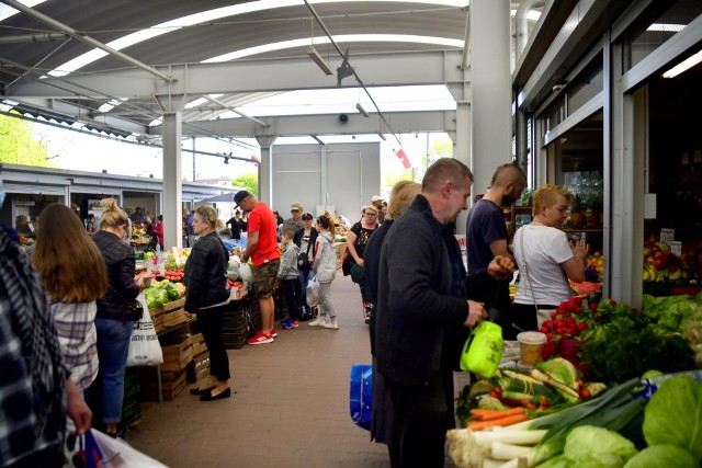 Duży ruch panował na targowisku Przy Śląskiej w Radomiu w sobotę 7 maja. Klienci kupowali warzywa, owoce oraz kwiaty.