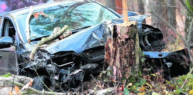 Wyprzedzanie zakończone zjechaniem na pobocze i uderzeniem w drzewo.