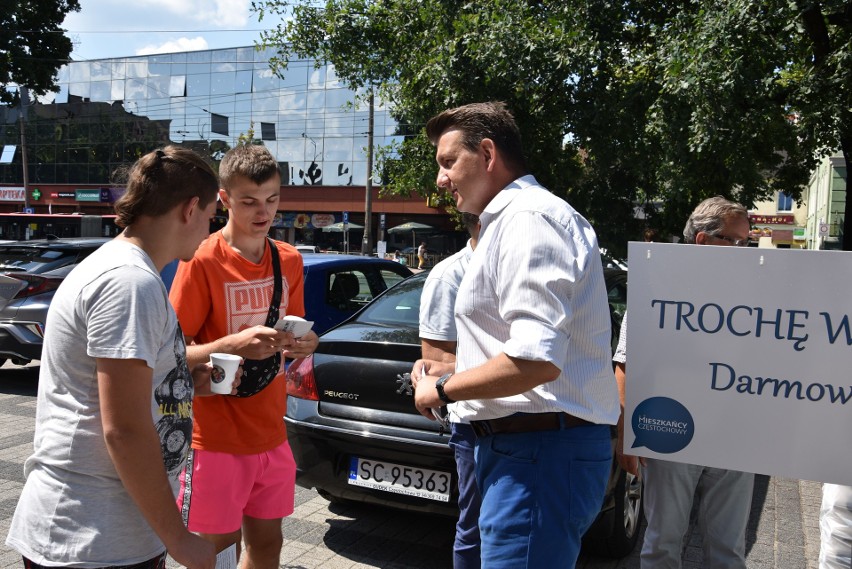 Mieszkańcy Częstochowy rozdawali wodę na Kwadratach i w alei NMP ZDJĘCIA