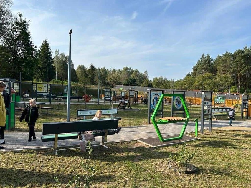 Nowy parking, plac zabaw, tablice edukacyjne i oświetlenie - rozbudowano infrastrukturę dla turystów przy Dębie Bartku w Zagnańsku