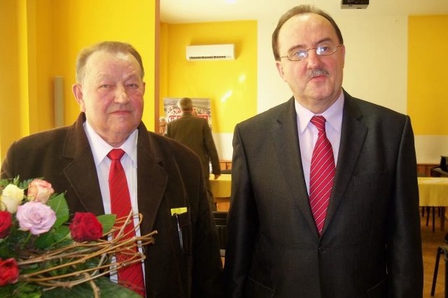Józef Janeczko (z prawej) jest obecnie przewodniczącym rady powiatu. Obok radny Władysław Kuzak, który kończy pracę w tym samorządzie.