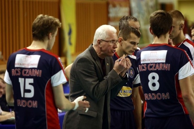 Jacek Skrok (w środku), trener juniorów RCS Czarni Radom, uważa, że jego podopiecznych stać na awans do półfinału mistrzostw Polski.