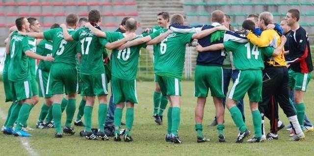 Tak piłkarze kieleckich Orląt świętowali zwycięstwo nad Szreniawą Nowy Wiśnicz.