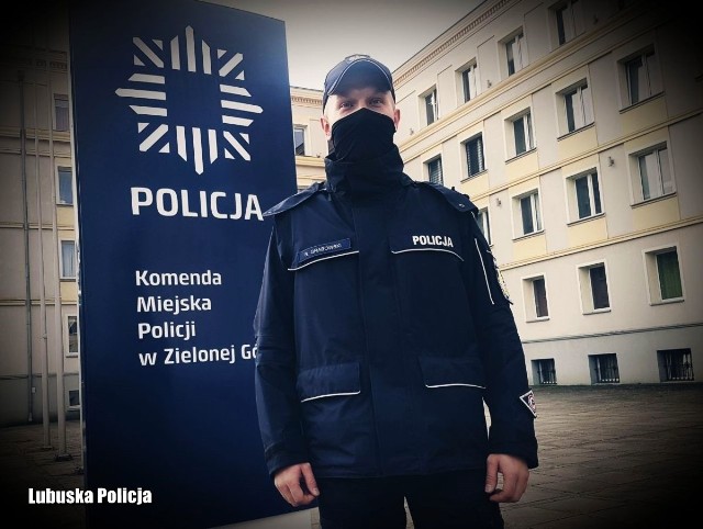 Policjant, będąc na służbie, zauważył mężczyznę, który wyniósł ze sklepu odzieżowego skradzione rzeczy.