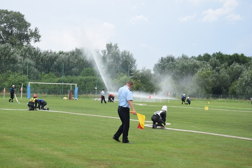 Bosutów i Poskwitów to najlepsze drużyny strażackie w powiecie krakowskim. Zawody sportowo-pożarnicze [ZDJĘCIA]