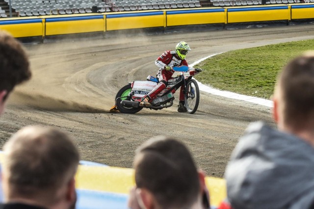 W środę przy Sportowej 2 po raz pierwszy w tym roku zawarczały żużlowe motocykle. Jako pierwszy na tor, dokładnie o godz. 15.25, wyjechał junior Mateusz Jagła. Lekkie opóźnienie (zajęcia miały rozpocząć się o 15.00) podyktowane było zastrzeżeniami zawodników co do stanu nawierzchni na drugim łuku. Część żużlowców nie chciała jeździć, obawiając się o swoje zdrowie. Wraz z upływem czasu lęk ustępował jednak ciekawości i na torze, oprócz Jagły, pojawili się także: Kamil Brzozowski, Damian Adamczak, Ricky Wells, Matić Ivacić, Tomasz Orwat i Marcel Studziński (w parkingu pozostał tylko Mikołaj Curyło). Najlepsze wrażenie pozostawił po sobie Adamczak.Próbne jazdy obserwowali m.in.: Ryszard Franczyszyn, trener juniorów Polonii (rozmowa z nim w piątkowym, papierowym wydaniu Expressu) oraz Dawid Kownacki, piłkarz Fortuny Duesseldorf (obecnie kontuzjowany), przyjaciel Brzozowskiego.W czwartek kolejne próbne jazdy (godz. 15.00, ma się pojawić Tomasz Gollob), a w sobotę trening punktowany ze Startem Gniezno (15.00, wstęp za okazaniem programu w cenie 2 złotych).ZOBACZ ZDJĘCIA ZE ŚRODOWYCH JAZD NA POLONII >>>