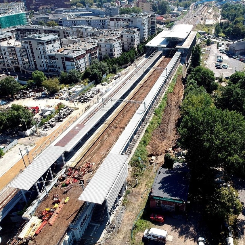 Kraków. Kolejarze rozebrali... nową stację. Demontują też most