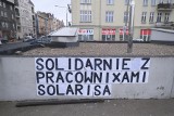 Strajk w Solarisie. Na rynku Jeżyckim w Poznaniu pojawił się napis "Solidarnie z pracownixami Solarisa". Zobacz zdjęcia