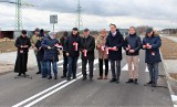 W Gorzycach otwarto nową drogę. Wstęgę na "małej obwodnicy" przecinał między innymi wiceminister infrastruktury Rafał Weber. Zobacz zdjęcia