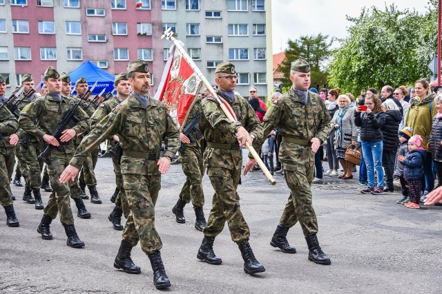 W Sławnie odbyły się uroczyste obchody Dnia Flagi Rzeczypospolitej Polskiej i Święta Konstytucji 3 Maja, w asyście wojska - Centrum Szkolenia Sił Powietrznych w Koszalinie.W uroczystości, która rozpoczęła się o godz. 12:00 na pl. Wyszyńskiego w Sławnie, udział wzięli żołnierze Centrum Szkolenia Sił Powietrznych w Koszalinie oraz Orkiestra Wojskowa z Koszalina. Uroczystość przebiegała według ceremoniału wojskowego – rozpoczęła się od złożenia meldunku Komendantowi Centrum Szkolenia Sił Powietrznych im. Romualda Traugutta w Koszalinie ppłk. Józefowi Trejderowi, następnie przy dźwiękach Hymnu Narodowego oraz w asyście Kompanii Honorowej na maszt wciągnięta została flaga państwowa.Zobacz także Akcja Gdy mówię wolność w Sławnie (archiwum)