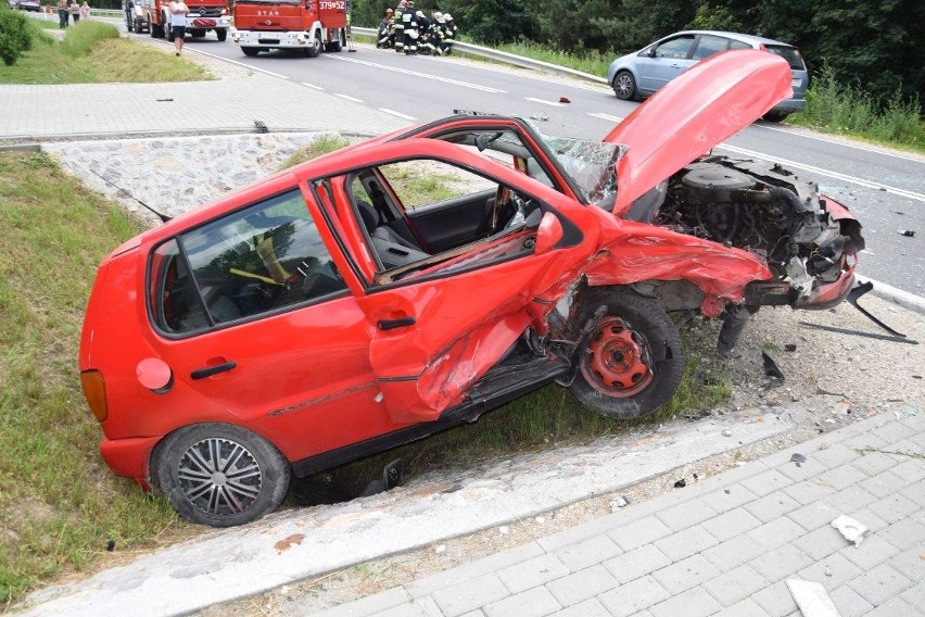Wypadek w Niedomicach spowodowała pijana 21-latka. Wracała autem z wesela [ZDJĘCIA]