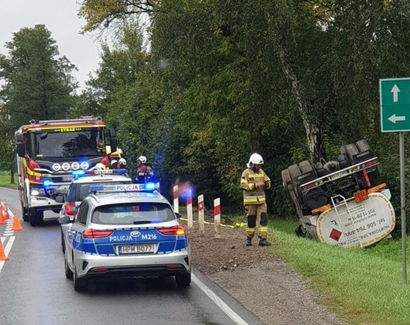 Protasy. Ciężarówka wjechała do rowu. Utrudnienia na DK19 [ZDJĘCIA]