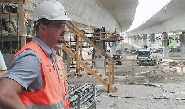 - Miesięcznie przybywa  około stu metrów mostu - mówi Michał Drywa, kierownik budowy