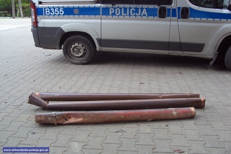 Policja zatrzymała na gorącym uczynku złodzieja, który kradł miedziane rynny (FOTO)