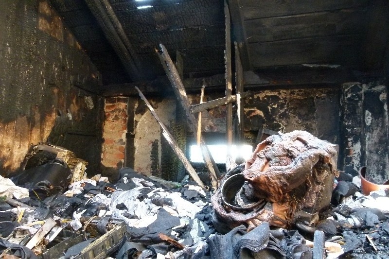 Pomieszczenia na poddaszu prawie doszczętnie się spaliły.
