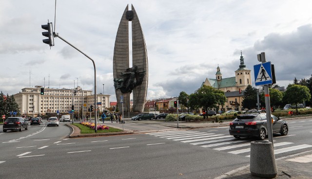 Pomnik Czynu Rewolucyjnego stanął w Rzeszowie 1 maja 1974 roku w 30. rocznicę powstania Polskiej Partii Robotniczej. Swoja wielkością miał zasłonić klasztor bernardynów.