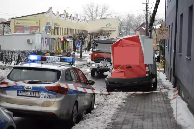 Do bardzo groźnej kolizji doszło wczoraj przed godziną 14.00 na ulicy Mickiewicza w Lipnie. Kierujący samochodem ciężarowym bez naczepy (tzw. solówka), jadąc od strony Włocławka uderzył w zaparkowanego częściowo na ulicy i częściowo na chodniku busa jednej z firm kurierskich. Po zdarzeniu sprawca zamiast wyjść i sprawdzić czy nie stało się nic kierowcy busa, uciekł z miejsca kolizji. Jak usłyszeliśmy na miejscu, pojechał za nim samochód osobowy, który powiadomił policję. Od funkcjonariuszy dowiedzieliśmy się, że sprawca został zatrzymany w Janiszewie. Dwa razy więcej fotoradarów na polskich drogach. Zobacz wideo!