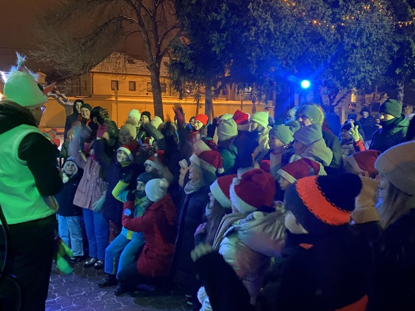 W Nowym Mieście nad Pilicą rozświetlono choinkę i świąteczne ozdoby. Wydarzeniu towarzyszyły występy artystyczne i inne niespodzianki