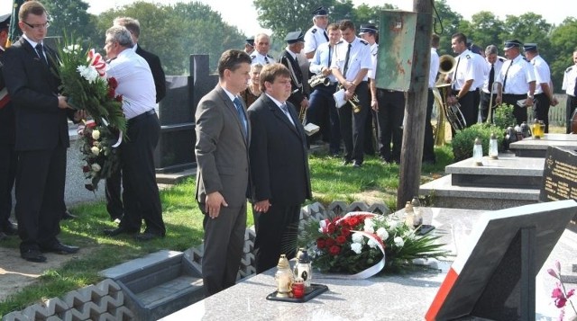 Kwiaty ma mogile żołnierzy polskich w Kocinie złożyli wójt Opatowca Sławomir Kowalczyk i przewodniczący Rady Gminy Michał Szczerba.