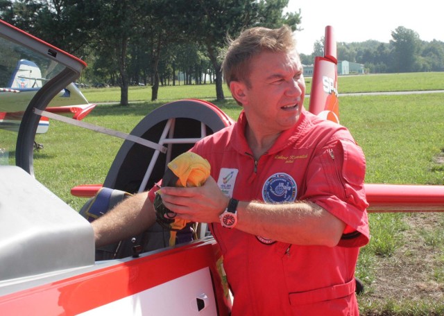 Robert Kowalik z Aeroklubu Radomskiego po pierwszej konkurencji mistrzostw Polski w akrobacji samolotowej zajmuje 2. miejsce.