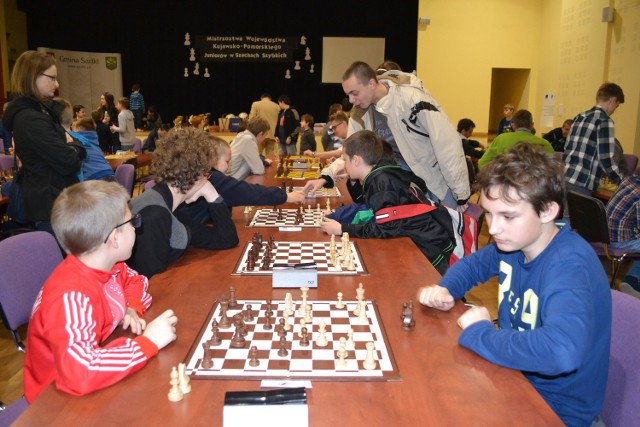 W niedzielę w sali widowiskowej w Sadkach rozegrano Mistrzostwa województwa juniorów w szachach szybkich. Przyjechało 79 młodych mistrzów. Najstarsi z rocznika 1998, najmłodsi to przedszkolaki.Młodzi pasjonaci szachów przyjechali do Sadek z całego regionu
