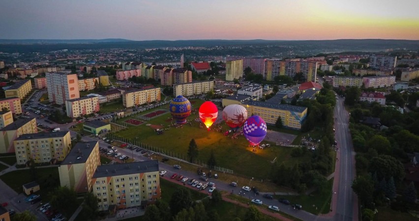 Wspaniałe nocne pokazy balonów w Starachowicach i Wąchocku [Wideo z DRONA, zdjęcia]