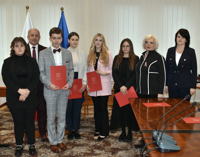Sześcioro uczniów otrzymało stypendia burmistrza Osieka