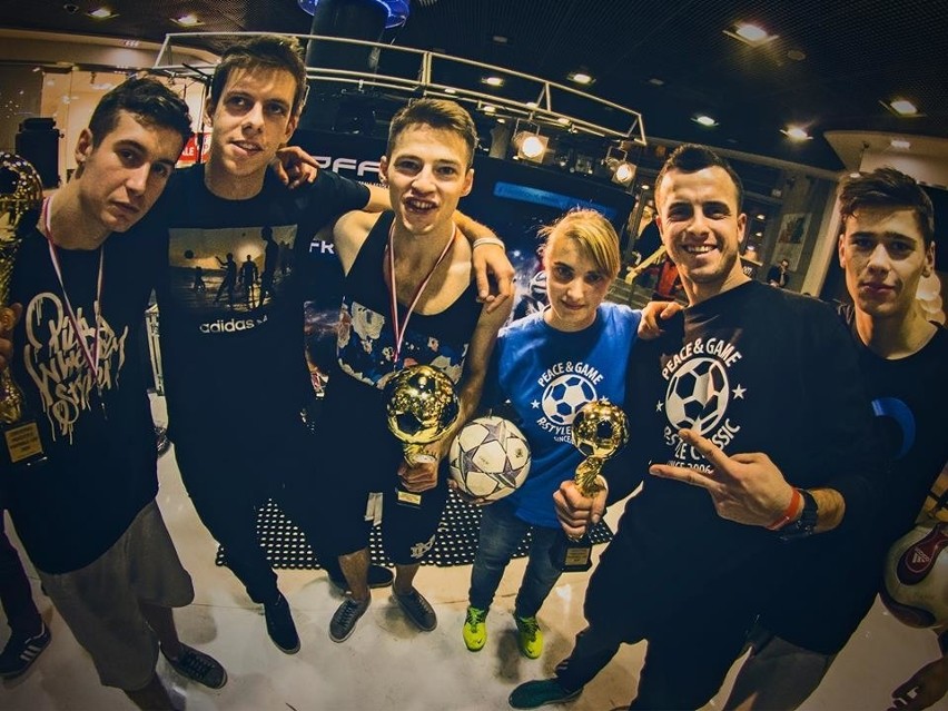 Adrian jest wicemistrzem świata we freestyle football. Marzy...