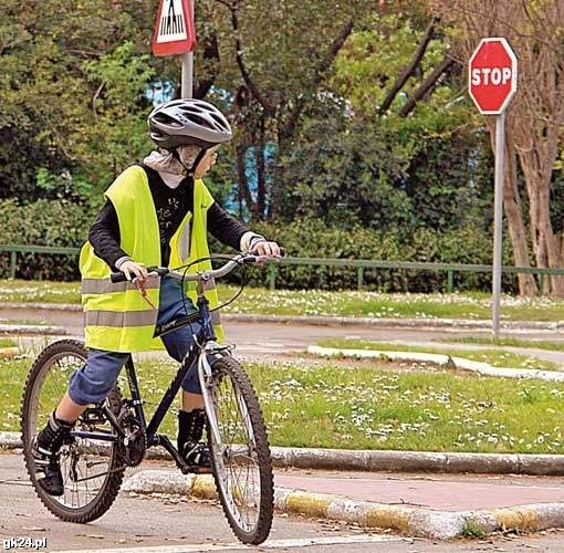 Rowerzyści, którzy zakładają odblaskowe kamizelki mogą się czuć bezpieczniej na drogach.