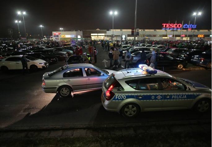 Illegal Night Łódź. Fani motoryzacji pomagali koledze, a policjanci wlepiali mandaty [zdjęcia]