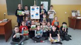 Uczniowie szkoły podstawowej w Osieku wzięli udział w akcji "Książka wspiera Bohatera". Pomogli potrzebującym (ZDJĘCIA)