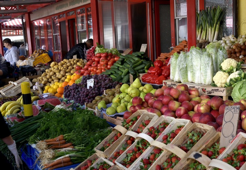Truskawki już po osiem złotych. Zobacz ceny owoców i warzyw na targowisku Korej przy ulicy Wernera w Radomiu - zdjęcia
