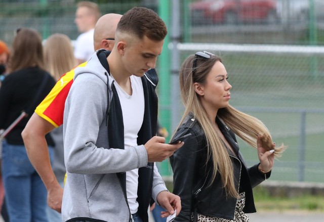 W ostatnim w tym sezonie meczu na Suzuki Arenie piłkarze Korony Kielce zremisowali z Widzewem Łódź 1:1 (1:0). Na spotkaniu Fortuna 1 Ligi nie zabrakło znanych osób. Na pierwszym zdjęciu Wiktor Długosz, były piłkarz Korony Kielce, obecnie ekstraklasowego Rakowa Częstochowa, ze swoją dziewczyną Natalią.Kto jeszcze kibicował Koronie w tym spotkaniu?Więcej na kolejnych slajdach.(dor)