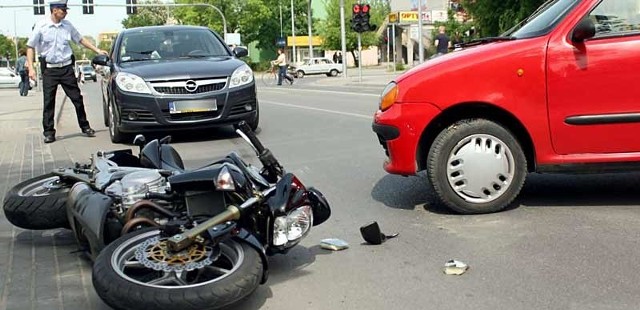 Na szczęście motocyklista nie jechał szybko, bo skutki tego wypadku mogłyby być tragiczne.