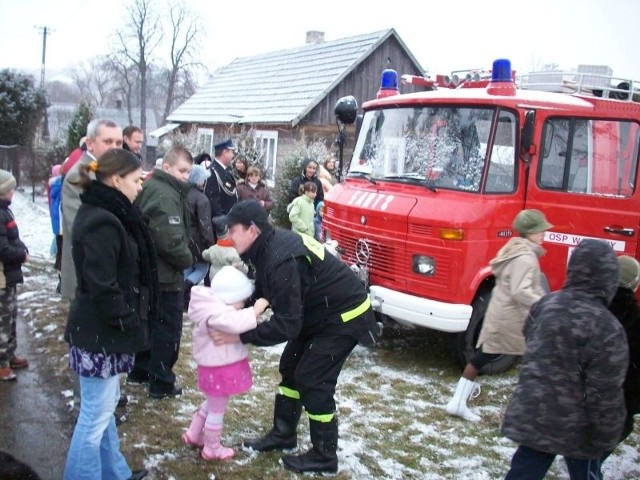 Atrakcją dla dzieci był nowy samochód strażacki, który mogły zobaczyć, wejść do środka.