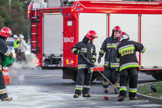 Uwaga, kierowcy. Utrudnienia w ruchu na trasie od Brzozy do węzła w Stryszku. Powodem jest wyciek oleju z jednego z tirów, który poruszał się tą trasą. Ruch na 3,5 km odcinku odbywa się wahadłowo.Więcej w dalszej części galerii >>>Czy da się uniknąć wypadków drogowych? źródło: Dzień Dobry TVN/x-news