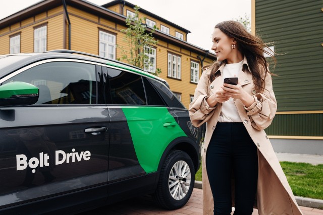 Estońska platforma łącząca pasażerów z licencjonowanymi kierowcami  ruszy w czterech polskich miastach z testem nowatorskiej funkcji nagrywania dźwięków z kabiny taksówki.