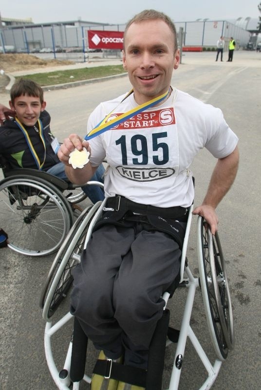 Najszybszym zawodnikiem na wózku został zawodnik polskiej reprezentacji koszykówki na wózkach Krzysztof Pietrzyk.